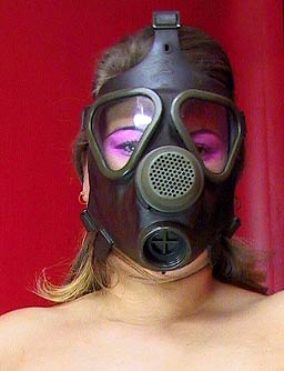 Sklavin mit Gasmaske